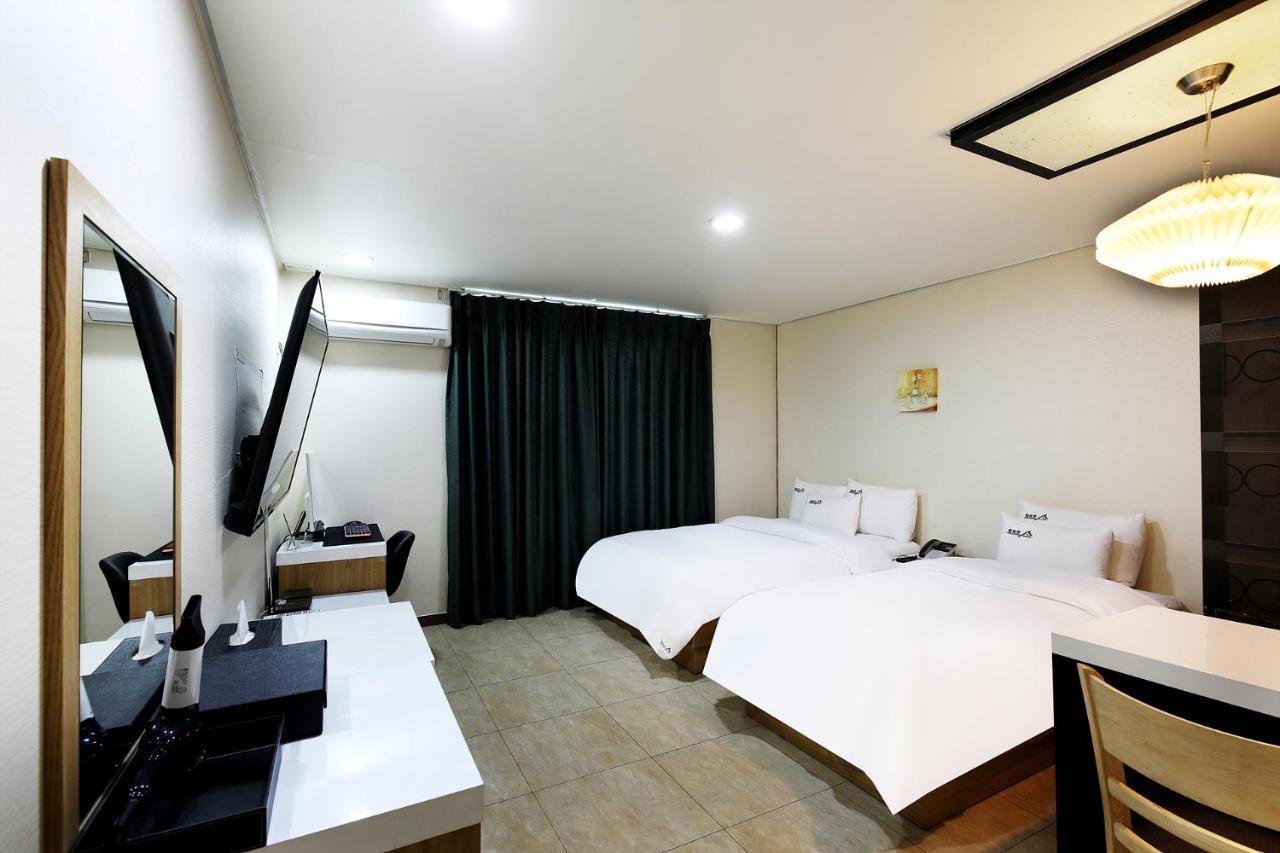 White Tourist Hotel Jeonju Exterior photo
