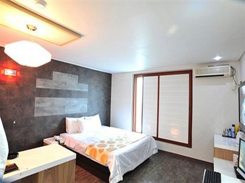 White Tourist Hotel Jeonju Exterior photo