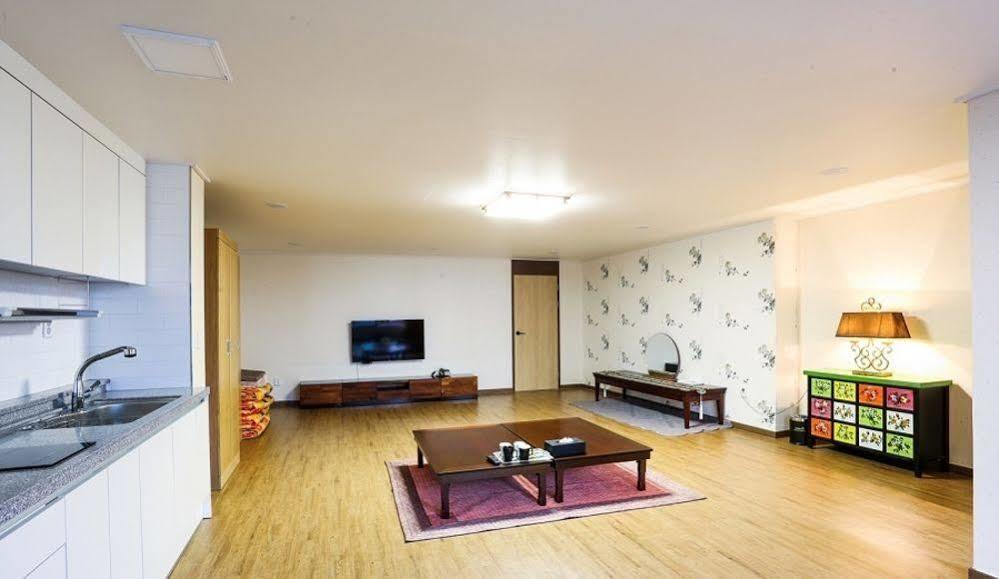 White Tourist Hotel Jeonju Exterior photo